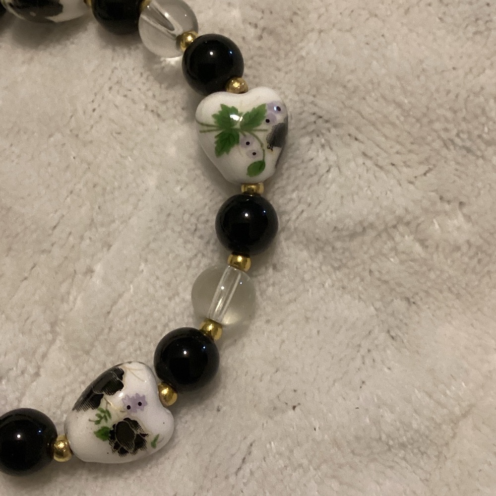 Elegant Black and White Beaded Bracelet - Picture 2 of 4